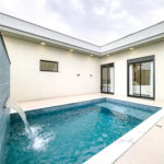 Casa Térrea – Condomínio Maria Cândida - 300 m² de terreno - 212 m² de área construída - 4 vagas de garagem, sendo 2 cobertas - Sala de jantar e estar integradas, com pé-direito duplo e cortina - 3 suítes com ar-condicionado, sendo 1 master com closet – planejado – Roupeiro – Escritório - Cozinha