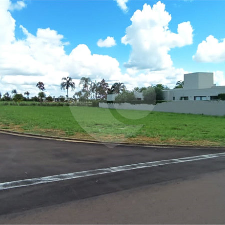 Terreno no Condomínio Damha Golf.