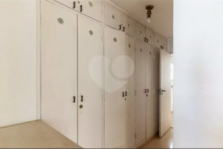 Este elegante apartamento em Higienópolis oferece 224m² de área muito bem distribuída, perfeito para quem valoriza conforto