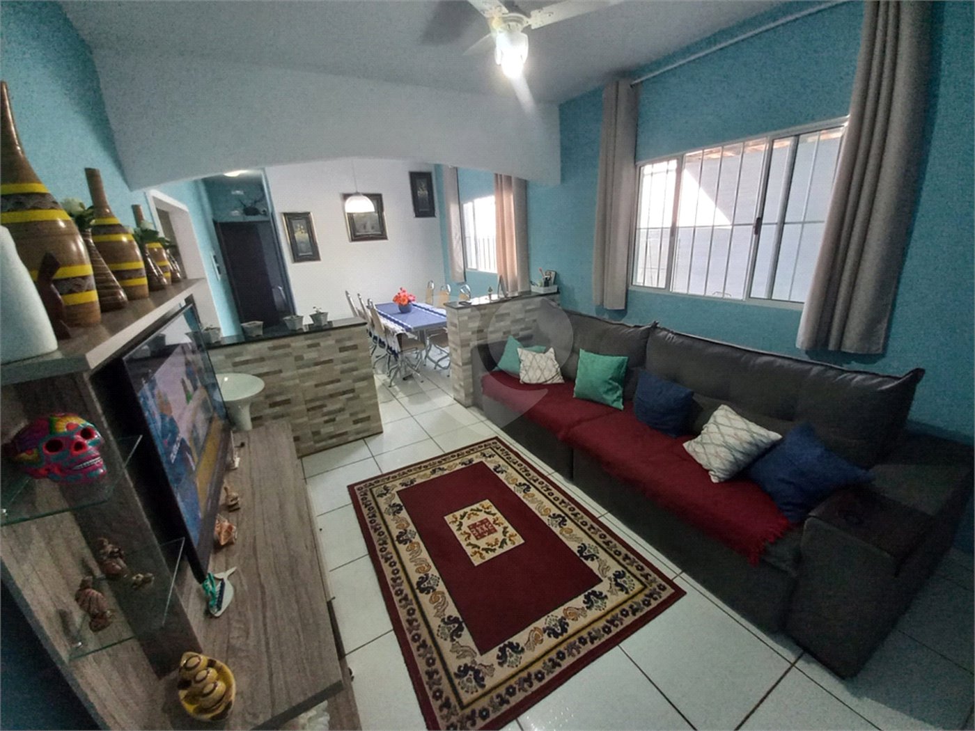Casa Térrea com 3 dormitórios, sendo 1 suíte.