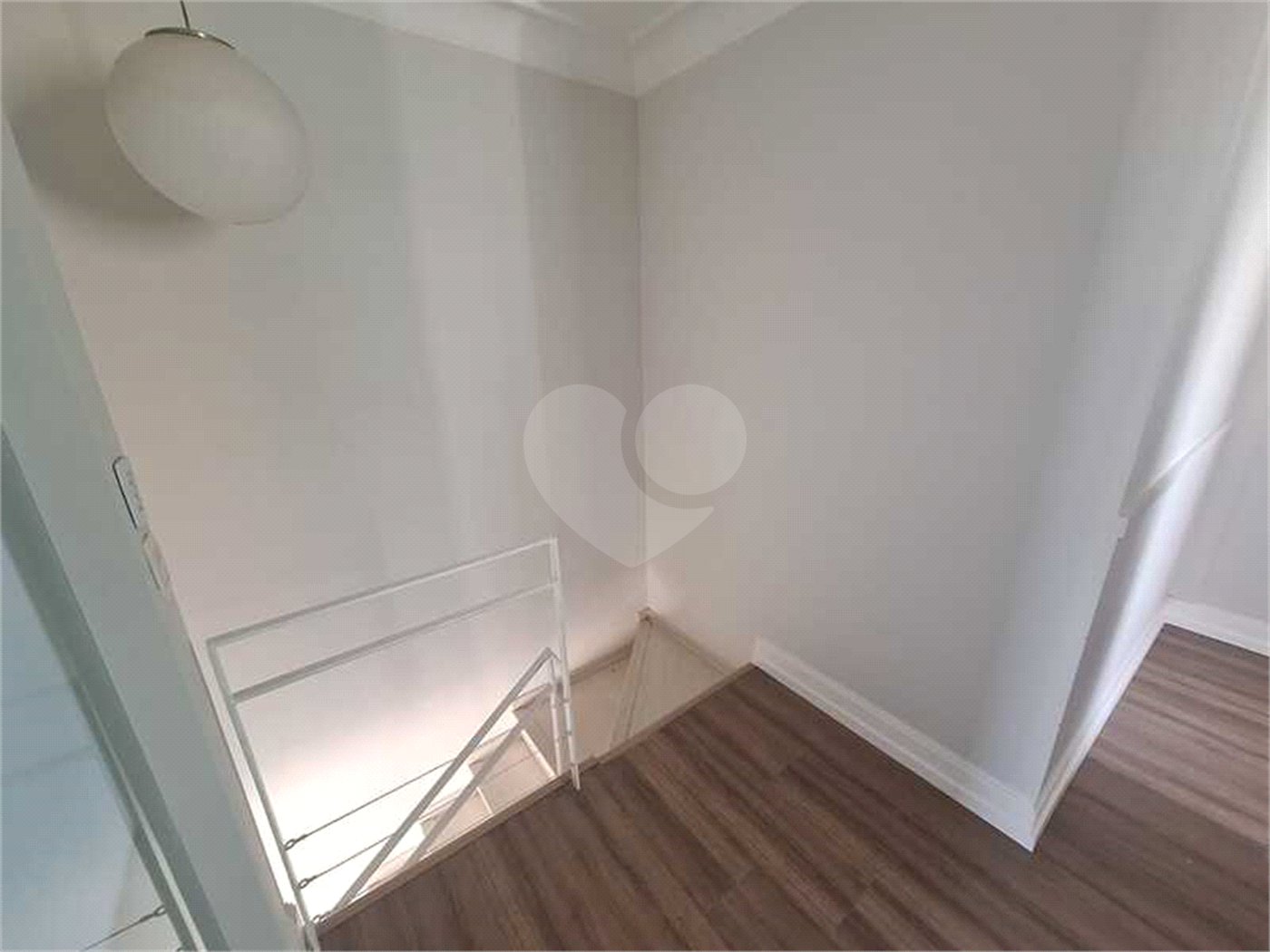 Apartamento para locação com 2 dormitórios, sendo 1 suíte com 02 vagas, totalmente climatizado nos 3 ambientes