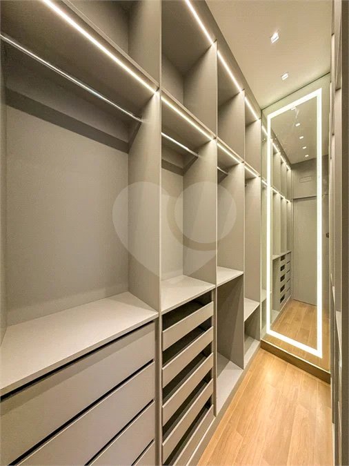 Indaiatuba - Condominio Sapezal - R$ 2.400.000,00 - Área Total 360,00 m² - Área Construída 213,32 m² - TÉRREA - 03 suítes sendo a master com closet; - Escritório; Lavabo; Cozinha com cooktop e planejados; Gourmet com churrasqueira; Ambientes preparados para ar condicionado; Piscina com cascata,