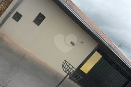 Casa térrea com 2 dormitórios.