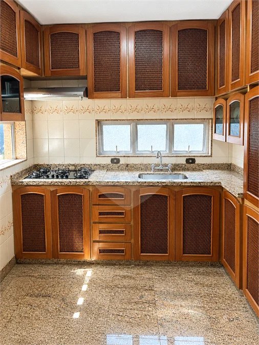 Sobrado de 250 m² em São Bernardo do Campo, com 3 dormitórios, suíte, escritório, quintal, edícula e 2 vagas, em excelente localização.
