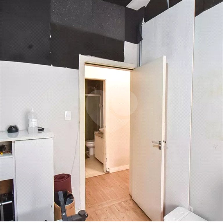 Apartamento á venda de 108m2 no Cond. Edifício Silvia a 350 metros da estação do metro Ana Rosa (linha azul e verde).