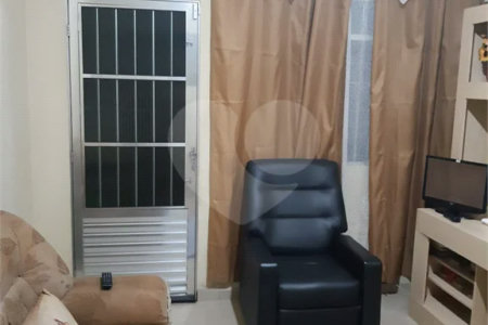 Casa com 250m², 4 dormitórios, 2 vagas.