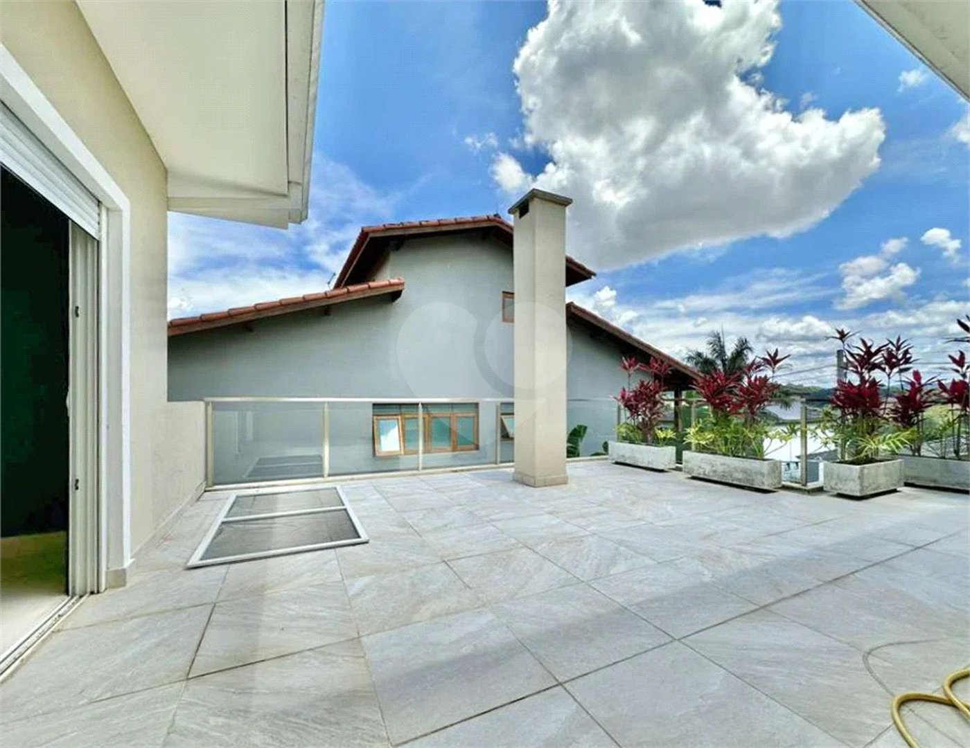 Casa em condomínio Impecável, 4 dorms / 2 suítes, varanda gourmet, piscina, 3 lareiras