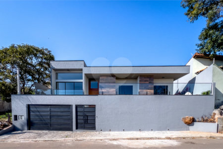 Linda casa Alto Padrão no Jardim Paulista, 3 amplas suítes com varandas, uma com closet, piscina, área gourmet, garagem para 4 autos, acabamento de alto padrão.