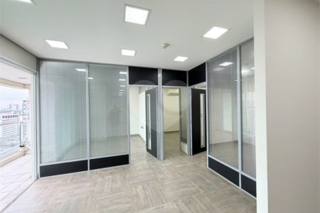 Sala para locação Domo Business 101 m - 2 vagas - Sala com divisórias, ar condicionado e banheiro.