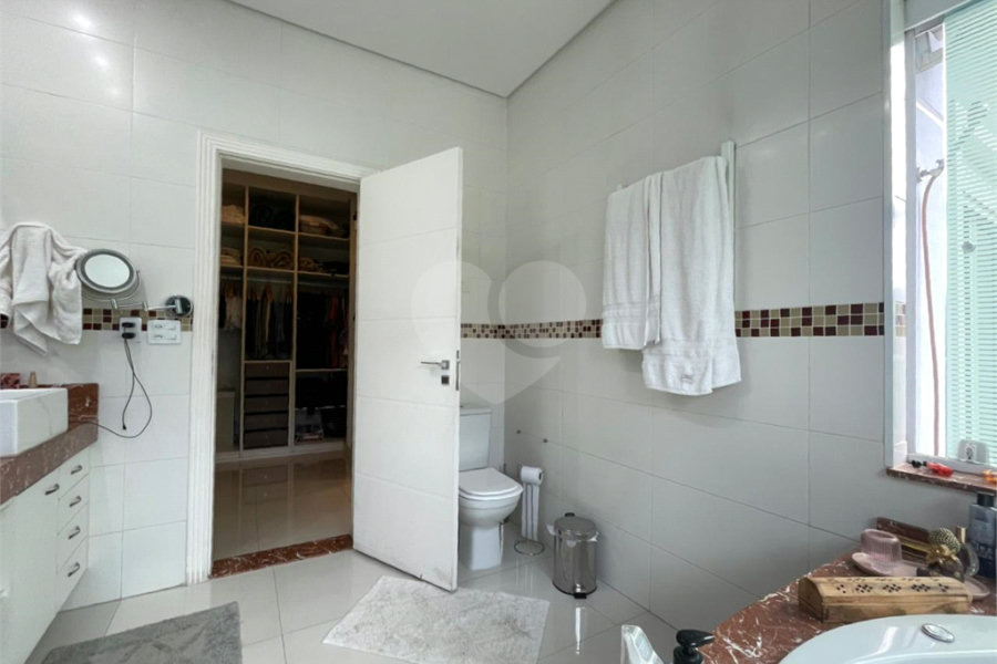 Casa com 4 quartos em condomínio fechado com piscina