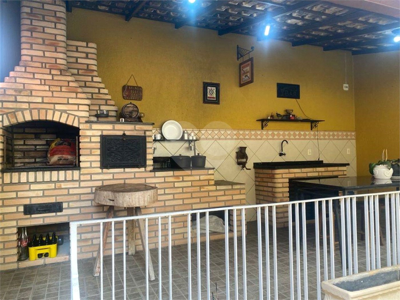 Sobrado à venda com 150 metros de área util e possui 3 dormitórios, sendo 1 suíte.