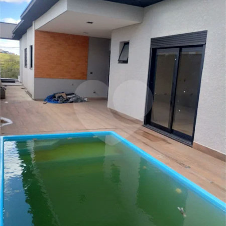 Casa em Atibaia com 3 dormitórios (1 suíte), sala 2 ambientes, piscina, 2 vagas de garagem, aceita financiamento