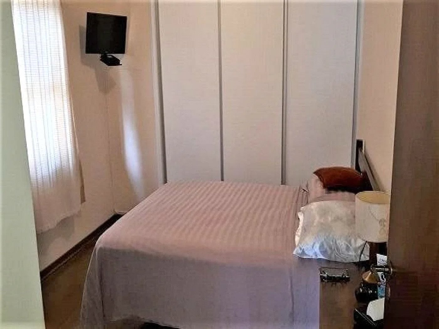 Sobrado com 4 quartos sendo 2 suítes, lareira e 2 vagas de garagem no Jardim Olympia/Butantã