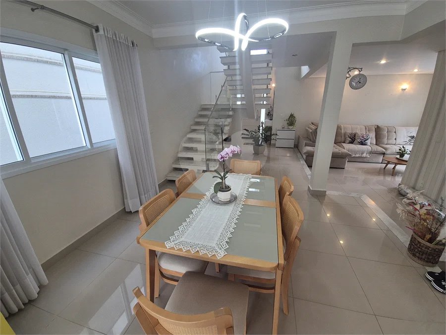 Belíssima Residência de 267 m² com Lazer Privativo no Condomínio Terras do Oriente – Valinhos