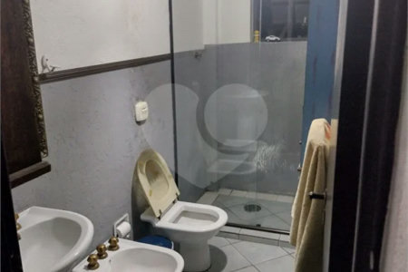 Casa à venda na Vila Mariana de 300 metros quadrados, com 3 dormitórios, 1 suíte e 2 vagas.