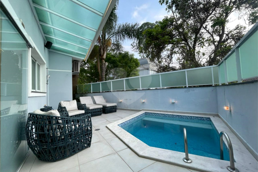 Casa com 4 quartos em condomínio fechado com piscina