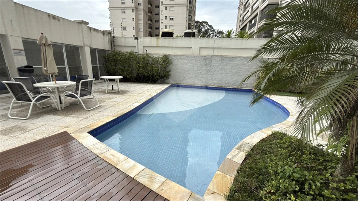 Apartamento de 155 m² com 4 dormitórios, varanda e 2 vagas de garagem. Condomínio com piscinas adulto, infantil e aquecida, lazer e portaria 24 horas.