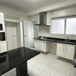Apartamento de 155 m² com 4 dormitórios, varanda e 2 vagas de garagem. Condomínio com piscinas adulto, infantil e aquecida, lazer e portaria 24 horas.