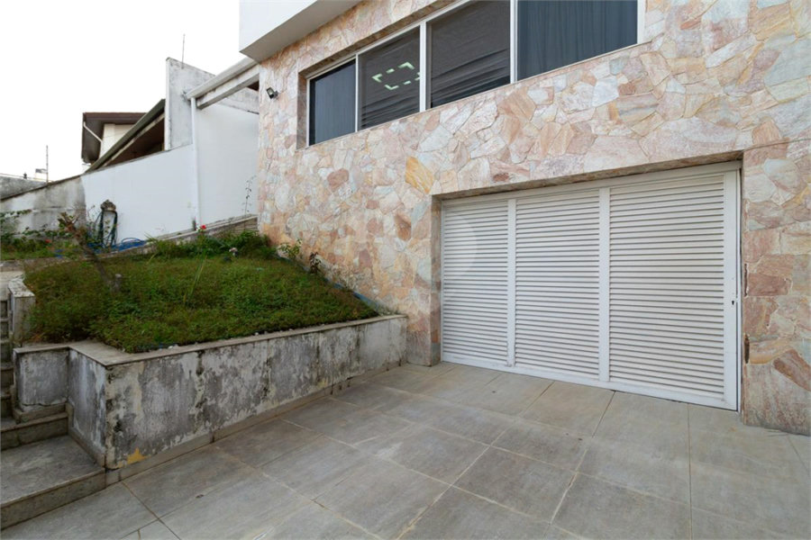 Casa Sobrado à venda com 342 m², 3 dormitórios, sendo 2 suítes, 4 vagas na Vila Mariana - São Paulo.