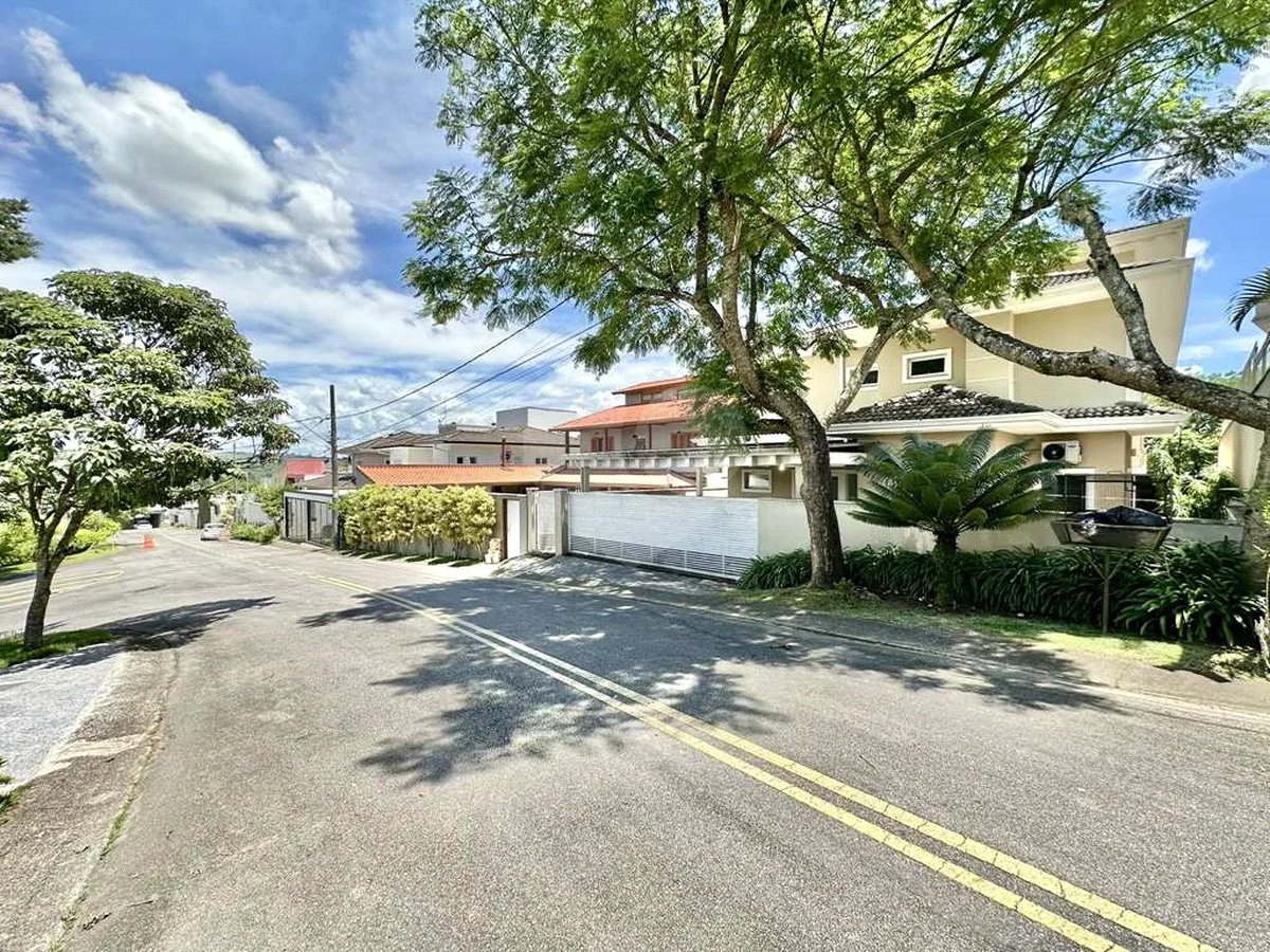 Casa em condomínio Impecável, 4 dorms / 2 suítes, varanda gourmet, piscina, 3 lareiras