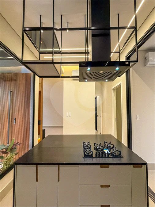 Indaiatuba - Condominio Sapezal - R$ 2.400.000,00 - Área Total 360,00 m² - Área Construída 213,32 m² - TÉRREA - 03 suítes sendo a master com closet; - Escritório; Lavabo; Cozinha com cooktop e planejados; Gourmet com churrasqueira; Ambientes preparados para ar condicionado; Piscina com cascata,