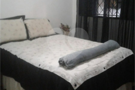 Casa à venda com 250 m², 6 quartos, sendo 1 suíte, 5 banheiros, 2 vagas, próxima à estação de metrô Vila Matilde,