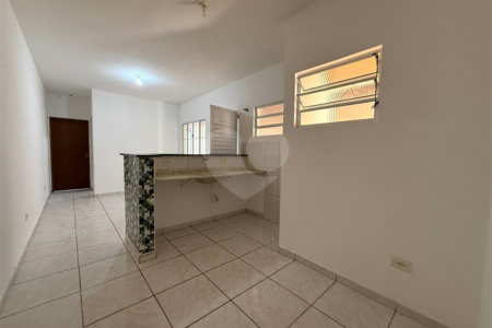 Casa térrea em Atibaia com 2 dormitórios, 2 vagas de garagem, quintal nos fundos, aceita financiamento