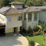 Magnífica Casa Contemporânea na Fazendinha - 4dorms | 3 Suites | Gourmet, piscina, lareira, hóspedes, escritório! Muito Verde e Tranquilidade em um dos melhores condominios da Região .