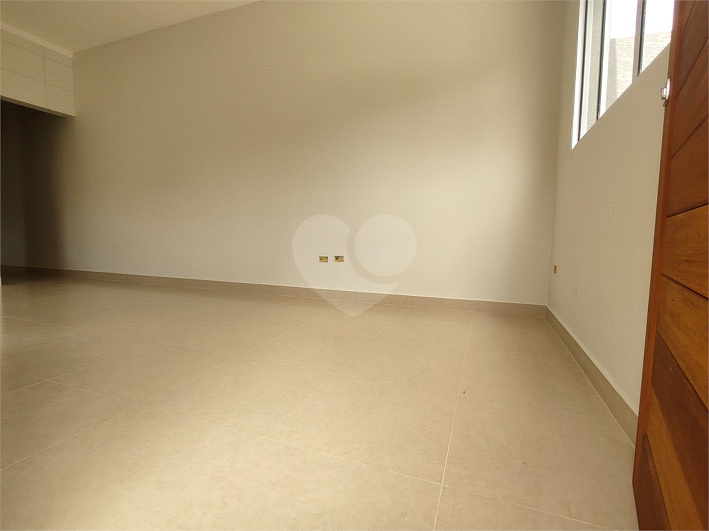 Casa térrea em Atibaia com 3 suítes, sala 2 ambientes, 2 vagas garagem, excelente localização, pronta para morar