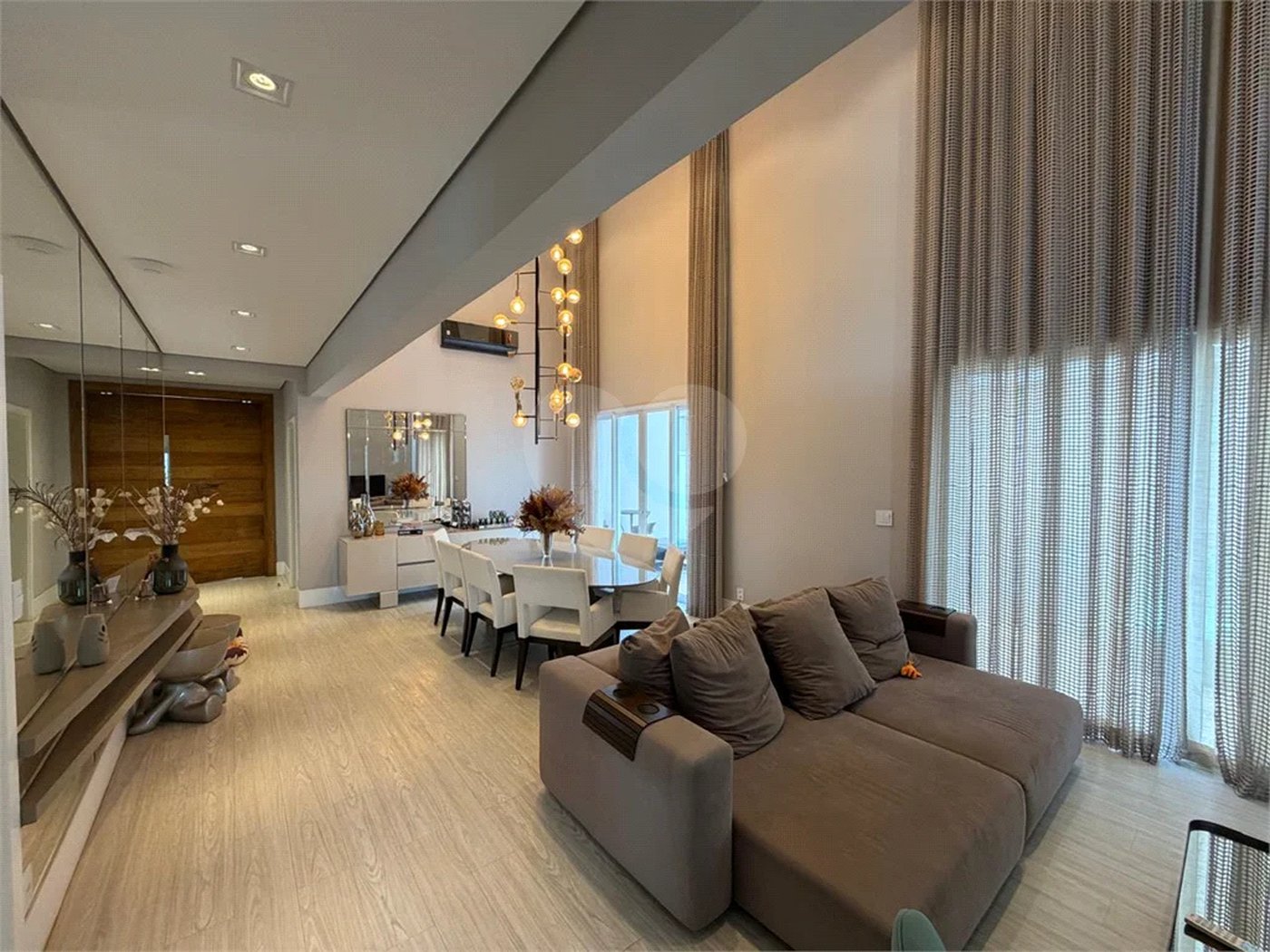 Casa de alto padrão em condomínio exclusivo com 4 suítes