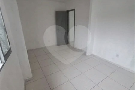 SOBRADO TIPO APARTAMENTO COM 1 QUARTO PARA LOCAÇÃO 38m² - SANTÍSSIMO