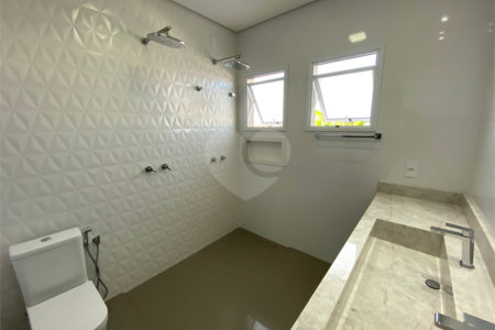 Casa com alto padrão de acabamento para venda no Condomínio Montreal.