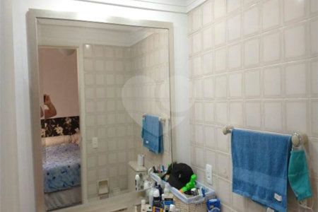 Apartamento na Vila Nova Conceição de 100m2 com 2 dorms, 1 suíte , 3 banheiros, 2 vagas. Estuda permuta.