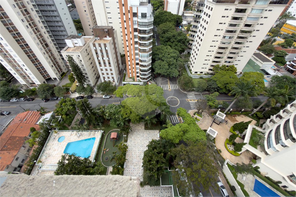 Apartamento com 205 metros no Campo Belo