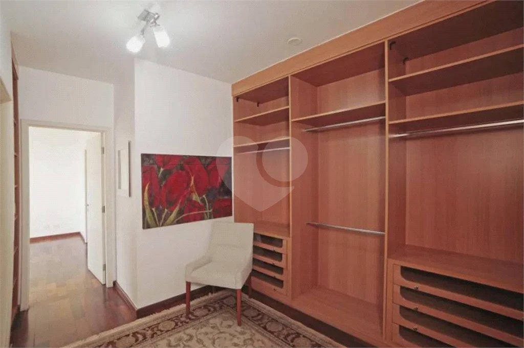 Casa à venda ou para alugar com 5 quartos, sendo 3 suítes, no condomínio Villa Florida, São Paulo - SP