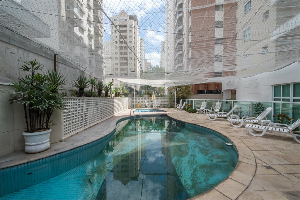 Cobertura de 240m² à venda em Moema - 04 Dorm sendo 02 suítes e 04 vagas.