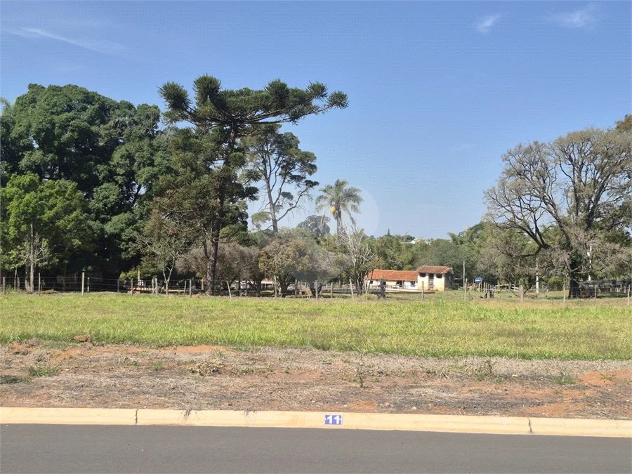 Terreno comercial á venda no condomínio Jardim Larine