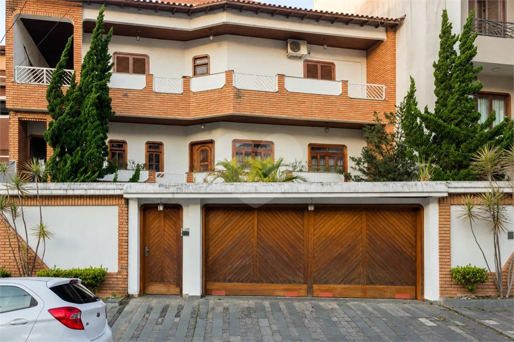 Casa à venda com 6 dormitórios, 3 suítes, piscina, área gourmet, hidromassagem, lareira, varanda e 6 vagas de garagem. Conforto e lazer para toda a família!