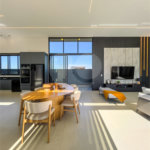 Indaiatuba - Quintas da Terracota - 1252 m² de terreno - casa térrea com 514 m² de área construída -3 vagas de garagem cobertas e 3 descobertas Lavabo - Sala de estar e jantar amplas e integradas - Escritório privativo - Cozinha toda equipada com geladeira, forno, micro-ondas, lava-louças,