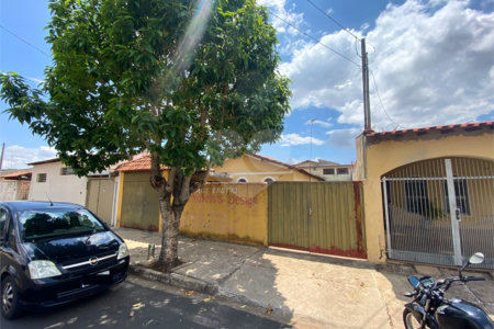 Casa Térrea com 3 dormitórios.