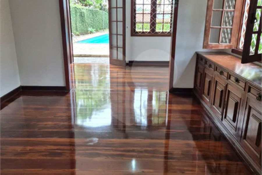 Casa com Piscina, Sauna e Edícula em Rua Arborizada no Tremembé