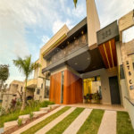 Indaiatuba - Condominio Sapezal - R$ 2.400.000,00 - Área Total 360,00 m² - Área Construída 213,32 m² - TÉRREA - 03 suítes sendo a master com closet; - Escritório; Lavabo; Cozinha com cooktop e planejados; Gourmet com churrasqueira; Ambientes preparados para ar condicionado; Piscina com cascata,