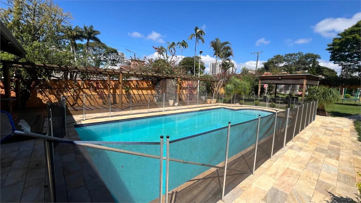 Residência térrea com 05 dormitorios, sendo 03 suítes, piscina e vagas para autos em Atibaia sp
