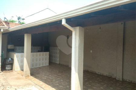 Casa Térrea com 2 dormitórios.