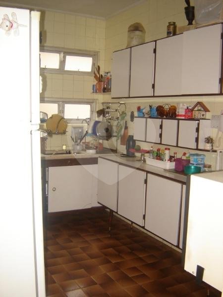 Apartamento com 4 quartos e ampla sala.