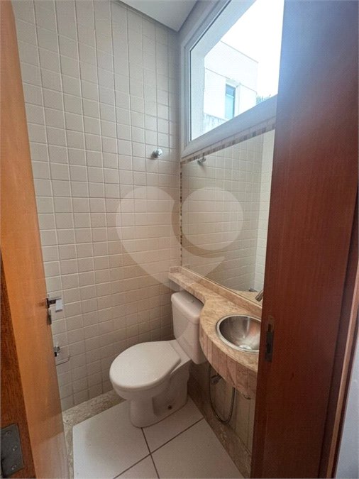 Indaiatuba- Vila Aurora -Condomínio Palm Tree Residence -Venda e Locação - R$ 7.000,00 - condominio - R$ 877,44- IPTU - R$ 211,64 - Pavimento Térreo: Sala de estar, sala de jantar, wc, cozinha, área de serviço, despensa. Pavimento Superior: Suíte com varanda e closet, 02 dormitórios e wc.social