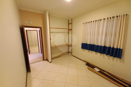 Casa Térrea no Condomínio Damha I,