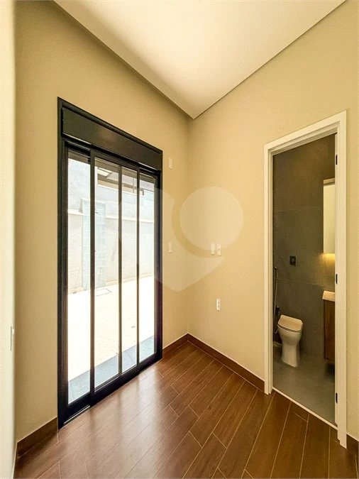 Casa Térrea Evidências - Indaiatuba/SP - R$ 1.950.000,00 - Área Total 307,33 m² - Área Construída 201,90 m² - TÉRREA - 03 suítes sendo a master com closet; Escritório; Lavabo; Cozinha com cooktop, forno, micro-ondas e coifa; Móveis planejados na hall de entrada, sala, escritório, cozinha, gourmet, s