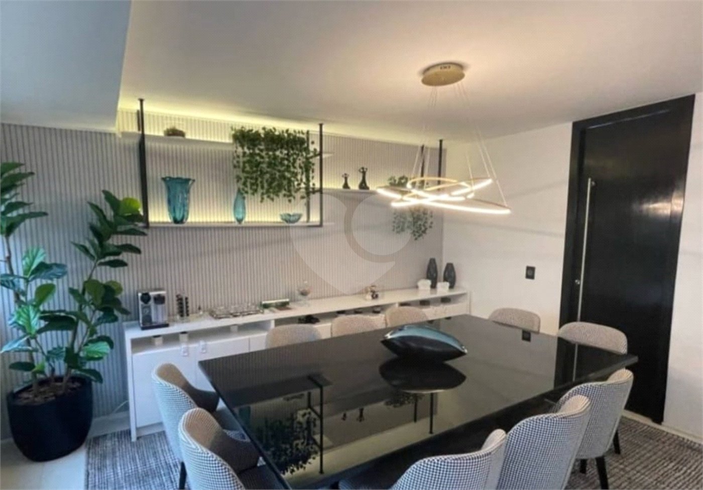 Apartamento LINDO reformado 4 dormitórios, sendo 2 suítes 1 mster, closet varandas integradas.