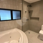 Sobrado de alto padrão no Swiss Park, totalmente reformado, com 4 suítes, piscina, elevador, espaço gourmet, 4 vagas e condomínio com lazer completo.